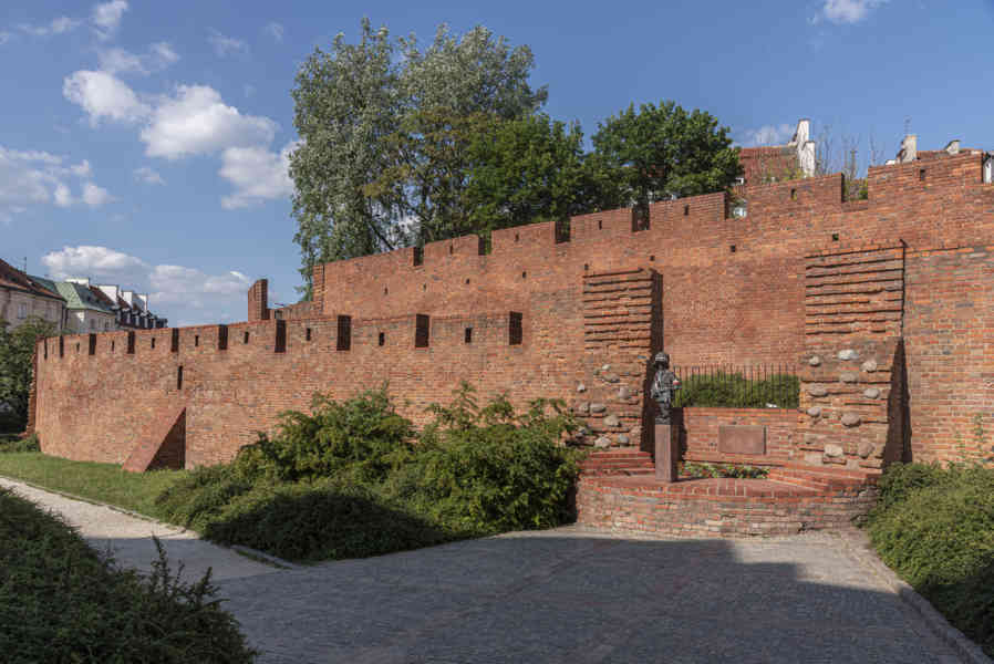 Polonia - Varsovia 079 - murallas medievales.jpg
